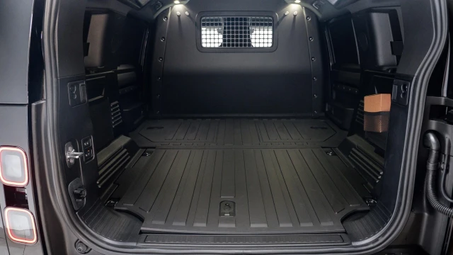 Land Rover Defender Image 7