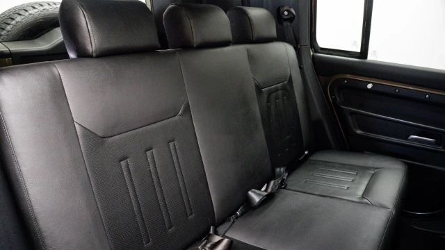 Land Rover Defender Image 7