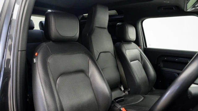 Land Rover Defender Image 3