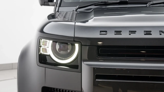 Land Rover Defender Image 7