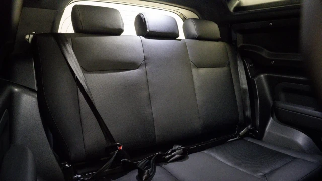 Land Rover Defender Image 4
