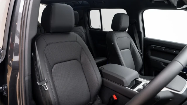 Land Rover Defender Image 6