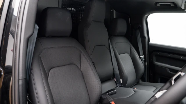 Land Rover Defender Image 6