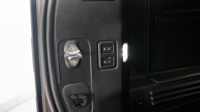 Land Rover Defender Image 8