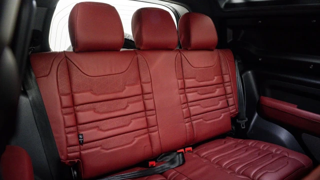 Land Rover Defender Image 7