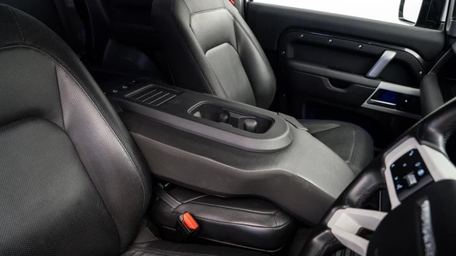 Land Rover Defender Image 6