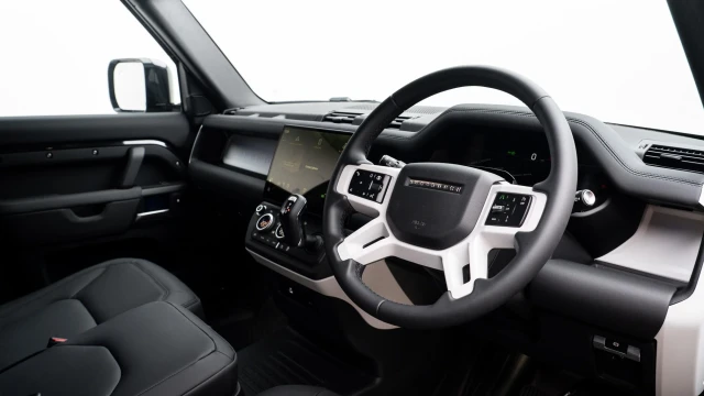 Land Rover Defender Image 5