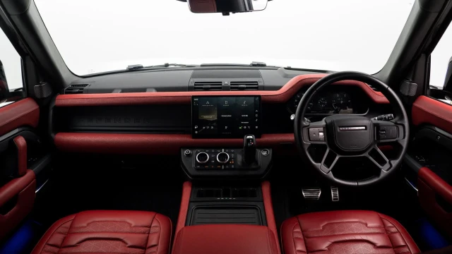 Land Rover Defender Image 5