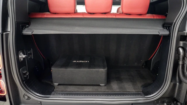 Land Rover Defender Image 8