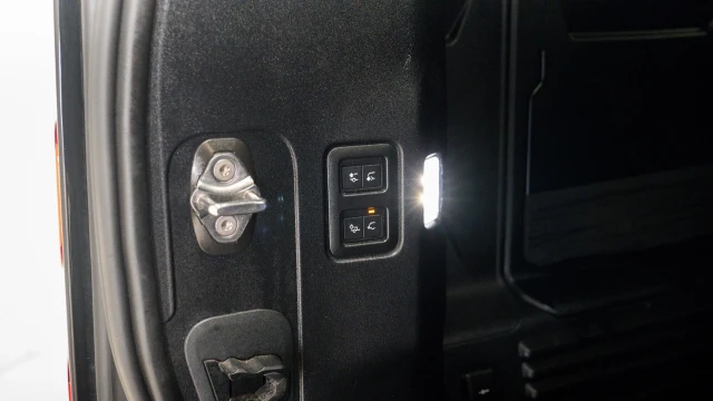 Land Rover Defender Image 8