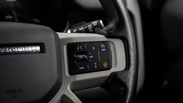 Land Rover Defender Image 8