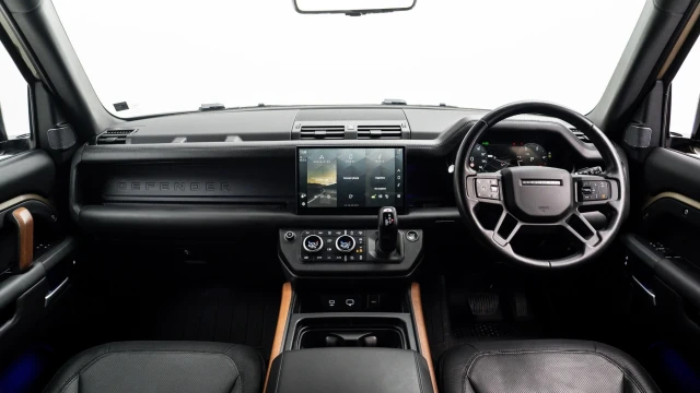 Land Rover Defender Image 5