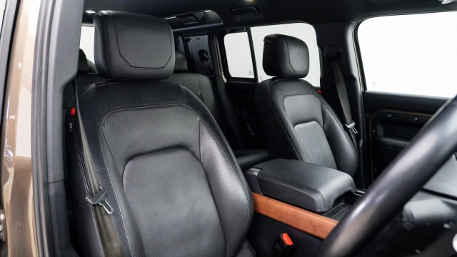 Land Rover Defender Image 6