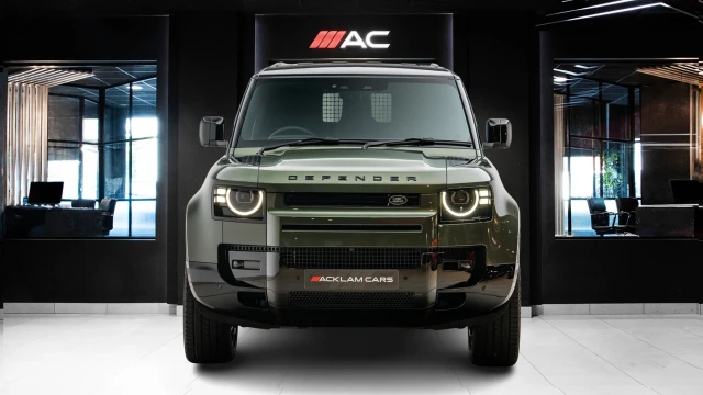 Land Rover Defender Image 2
