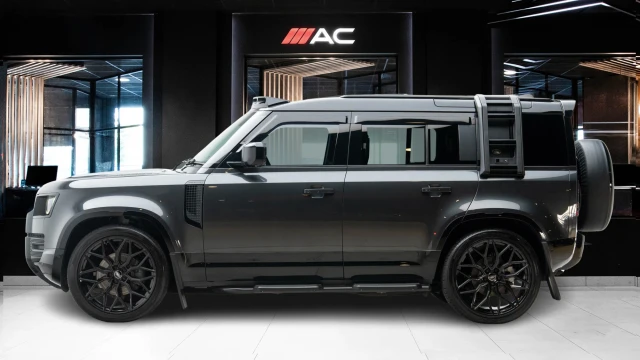 Land Rover Defender Image 3