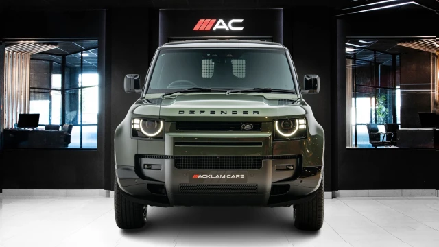 Land Rover Defender Image 2