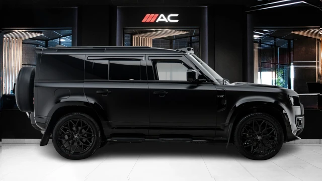 Land Rover Defender Image 3