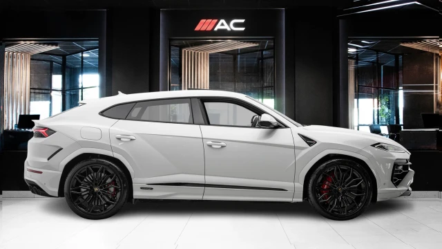 Lamborghini Urus Image 3