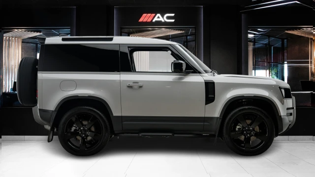 Land Rover Defender Image 3