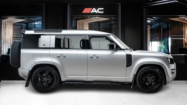 Land Rover Defender Image 3