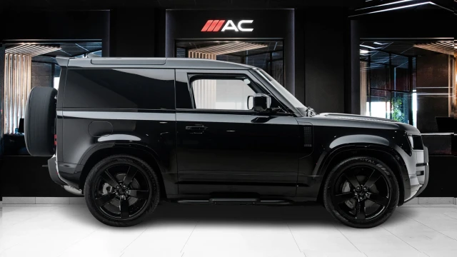 Land Rover Defender Image 3