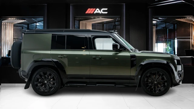 Land Rover Defender Image 3