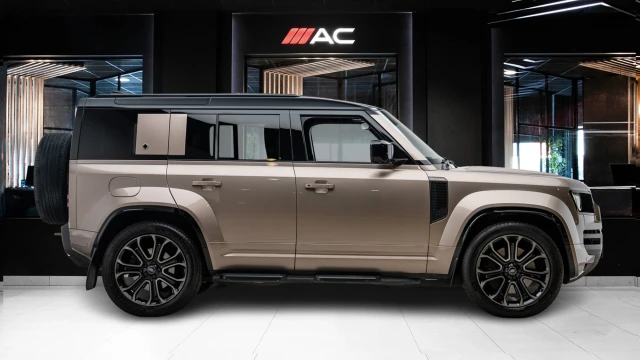 Land Rover Defender Image 3