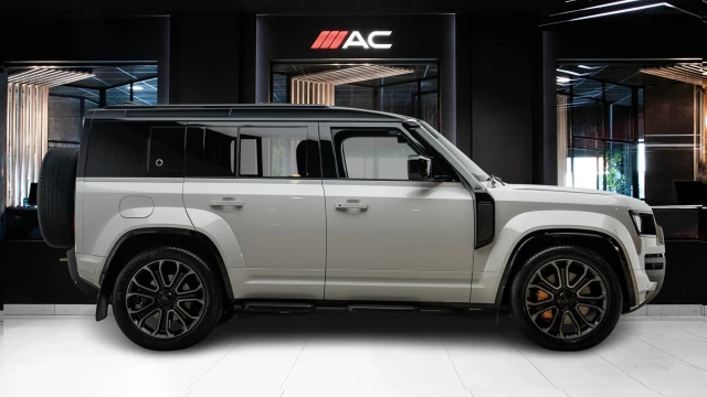 Land Rover Defender Image 3