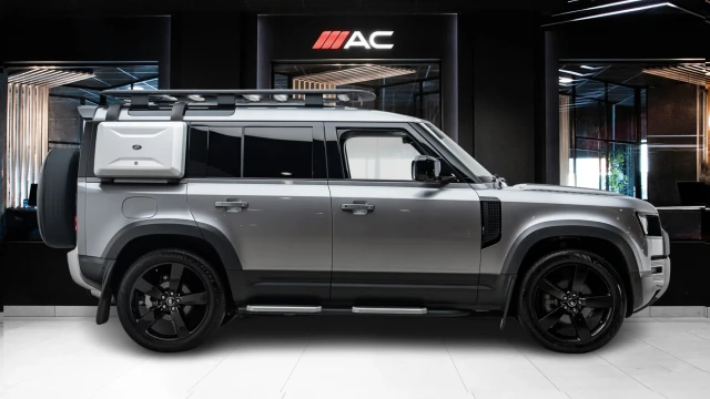 Land Rover Defender Image 3