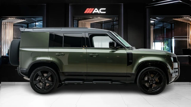 Land Rover Defender Image 3