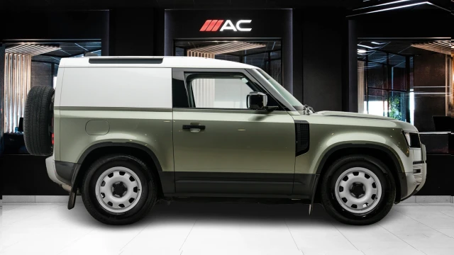 Land Rover Defender Image 3