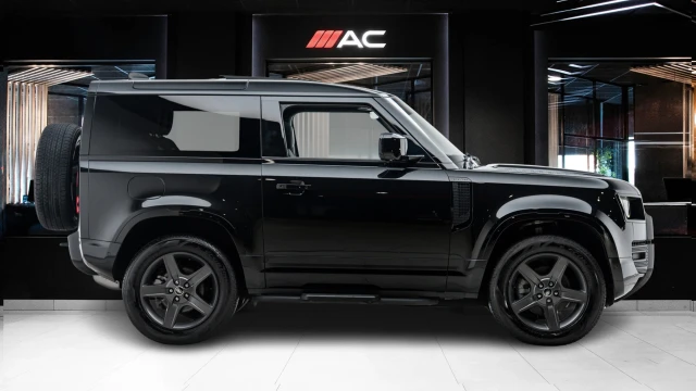 Land Rover Defender Image 3