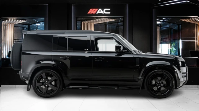 Land Rover Defender Image 3
