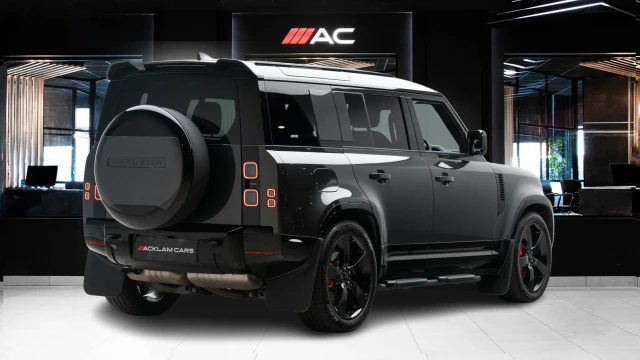 Land Rover Defender Image 4