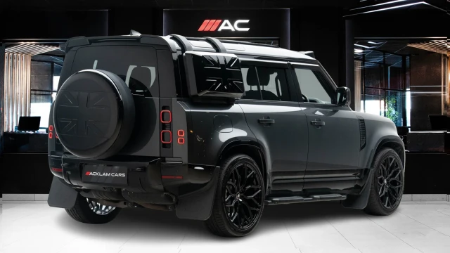 Land Rover Defender Image 4