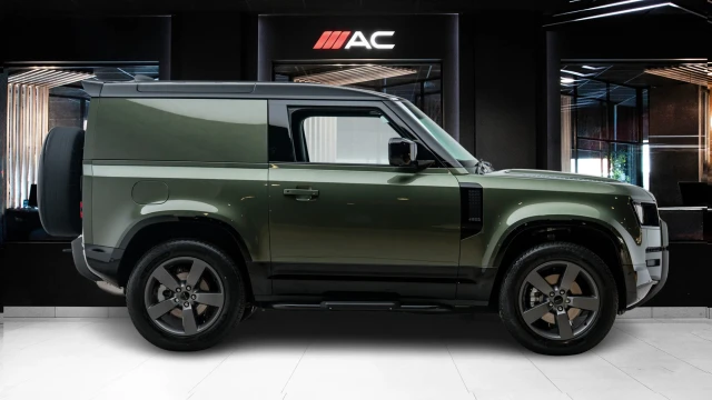 Land Rover Defender Image 3