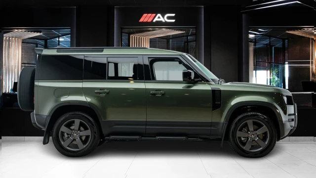 Land Rover Defender Image 3