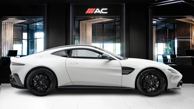 Aston Martin Vantage Image 3