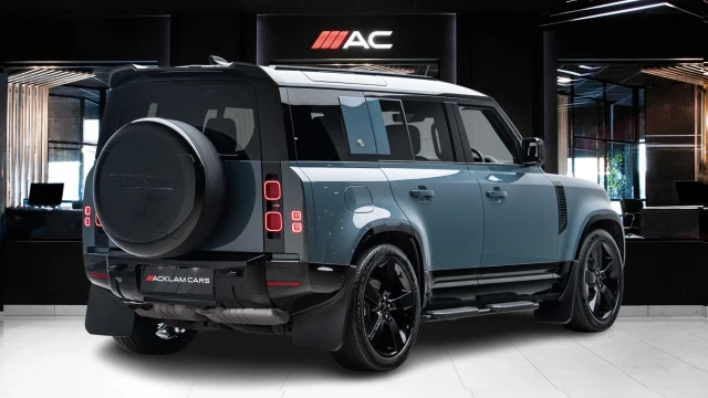 Land Rover Defender Image 4