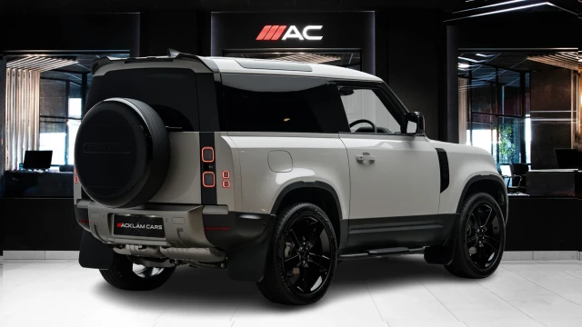 Land Rover Defender Image 4