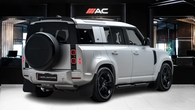 Land Rover Defender Image 4