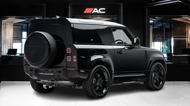 Land Rover Defender Image 4