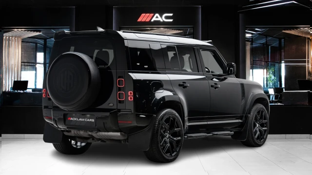Land Rover Defender Image 4