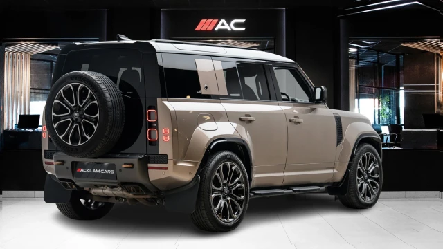 Land Rover Defender Image 4