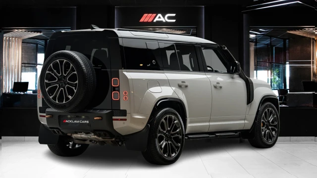 Land Rover Defender Image 4