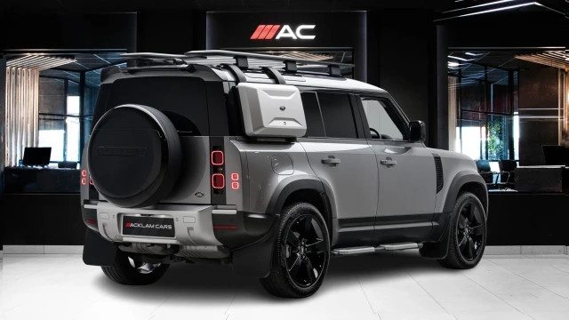 Land Rover Defender Image 4