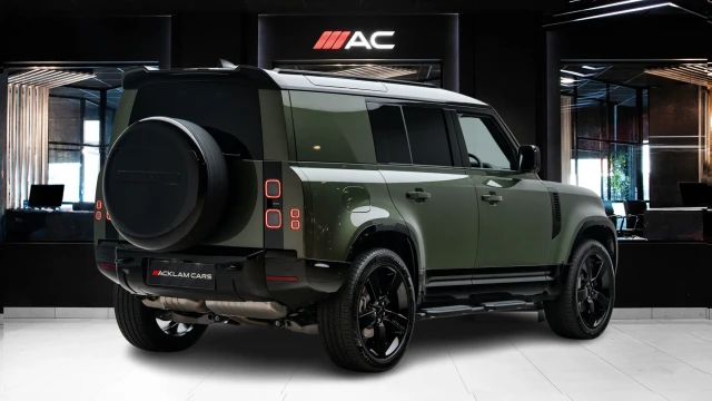 Land Rover Defender Image 4