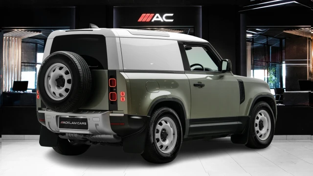 Land Rover Defender Image 4