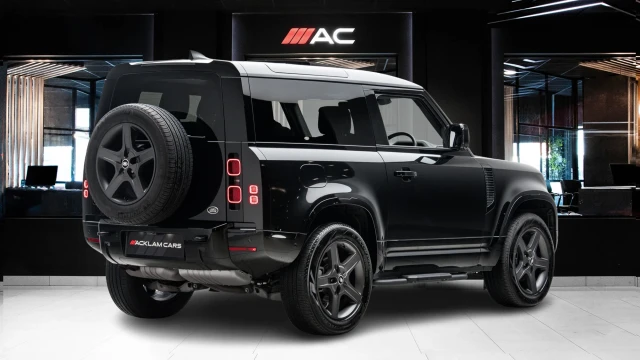 Land Rover Defender Image 4