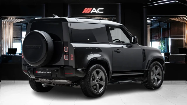 Land Rover Defender Image 4
